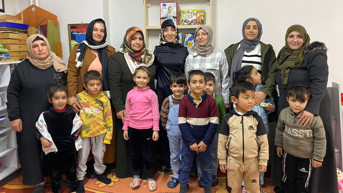 Anne Atölyelerimizde İsimli Bileklik Tasarlama